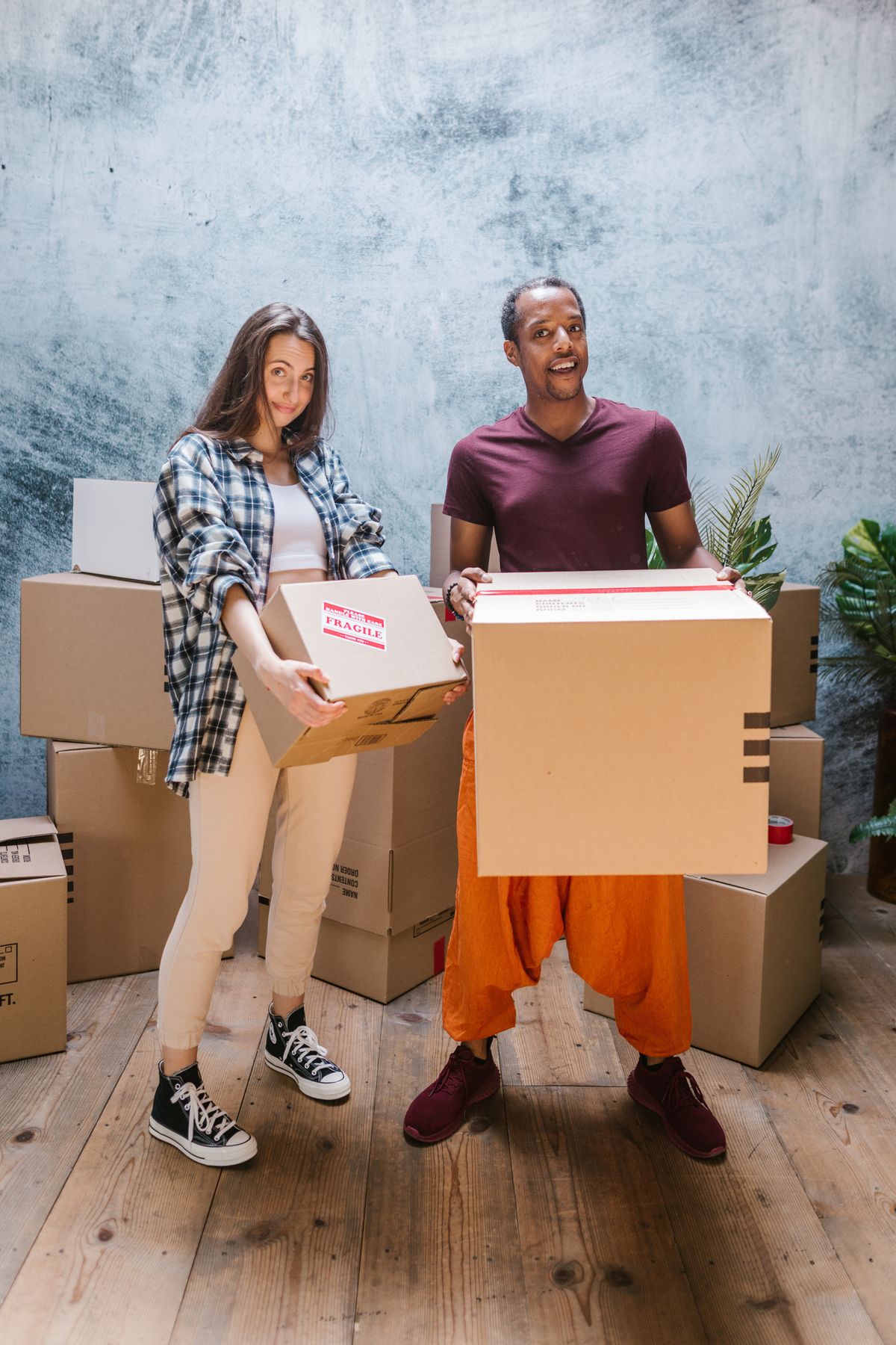 D&eacute;m&eacute;nageurs professionnels portant des cartons &agrave; Aubagne